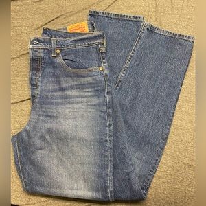 Lightly worn Levi’s! Super cute classic Levi’s no flaws
